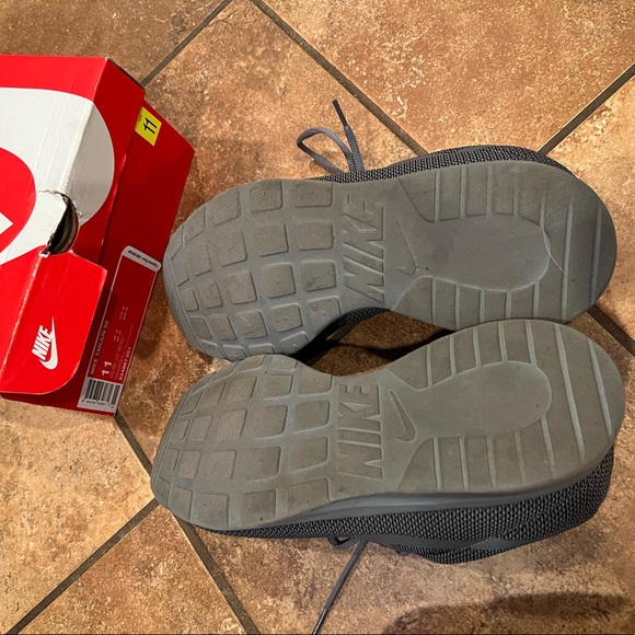 Nike Men’s Breathable and Comfortable Lightweight Cushioning Sneakers - Picture 4 of 6